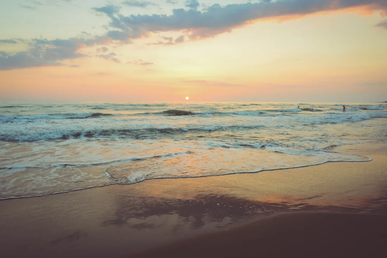 Mar calmo ao entardecer com tons pastel