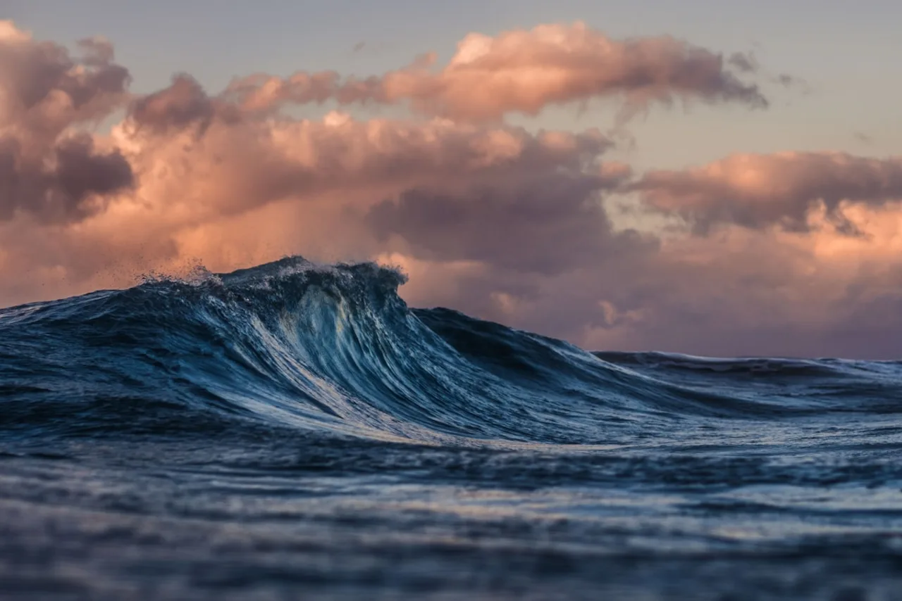 Onda dramática em mar profundo