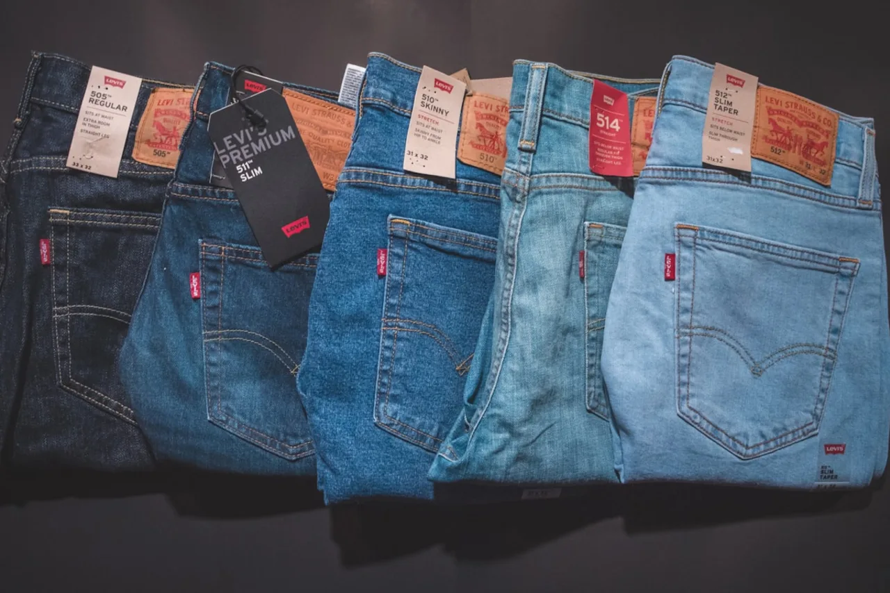 Peças de roupa dobradas com cuidado