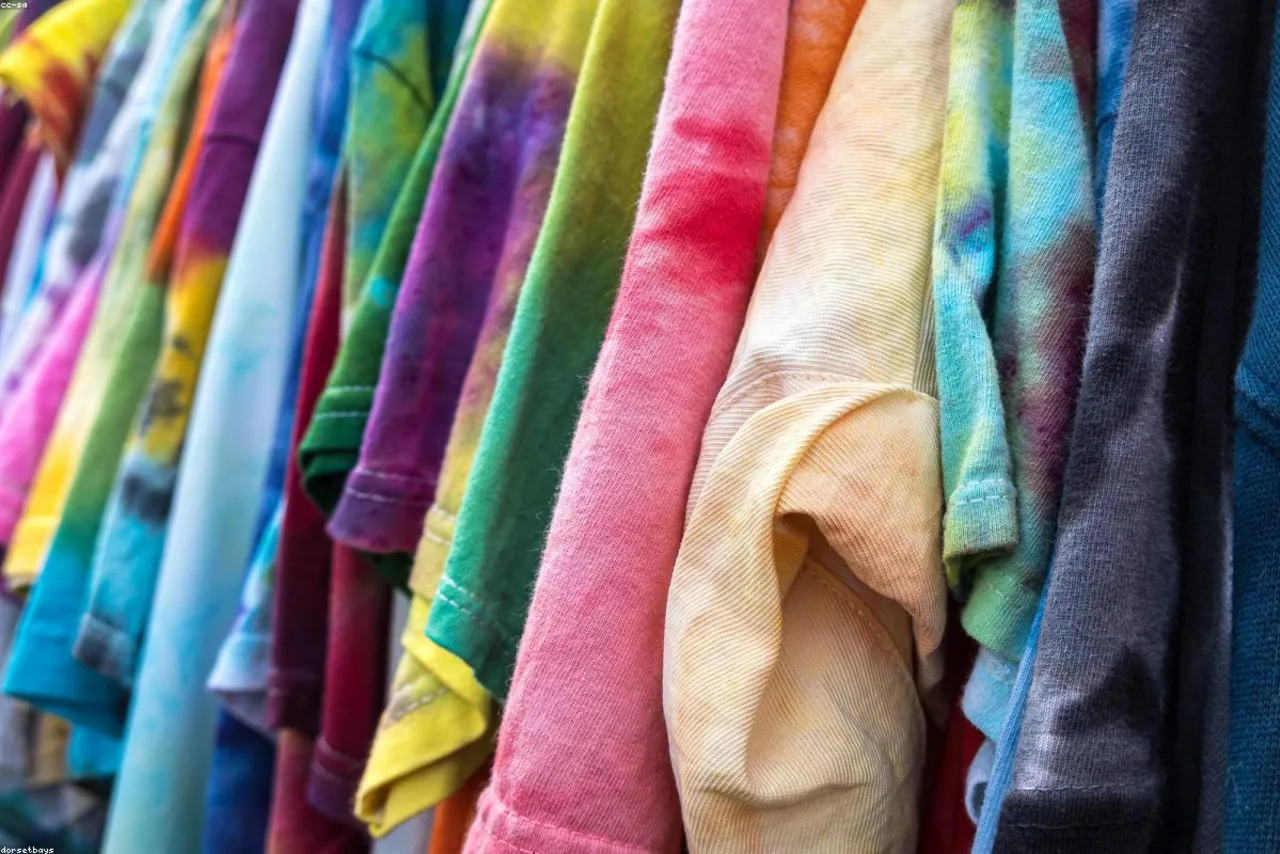 Peças de roupa coloridas num expositor